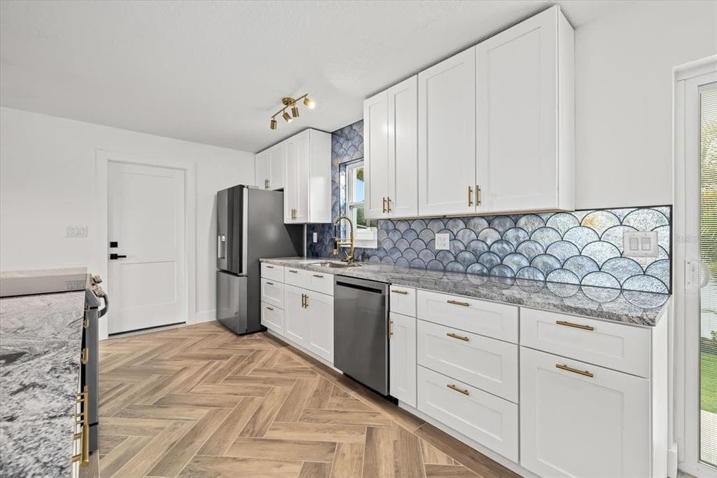 912 21ST AVENUE W photo 5