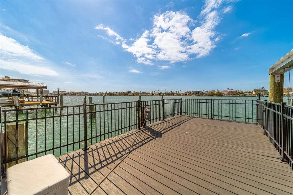 824 ISLAND WAY 5