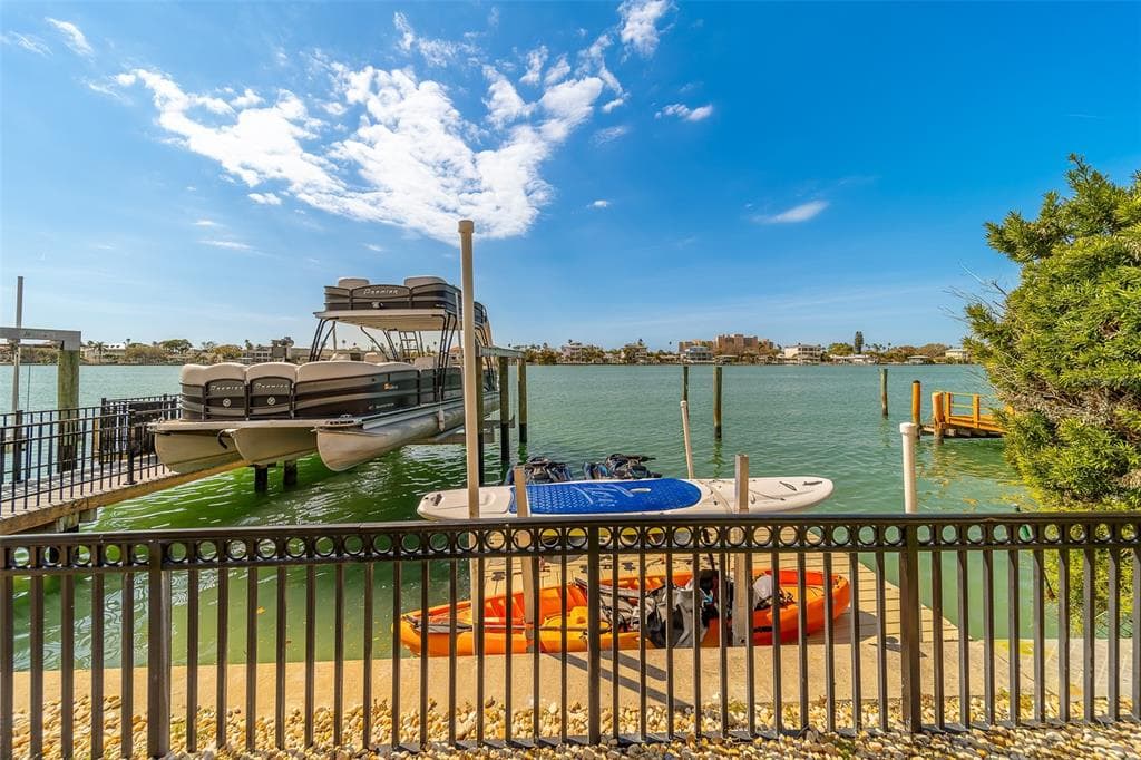 824 ISLAND WAY 4