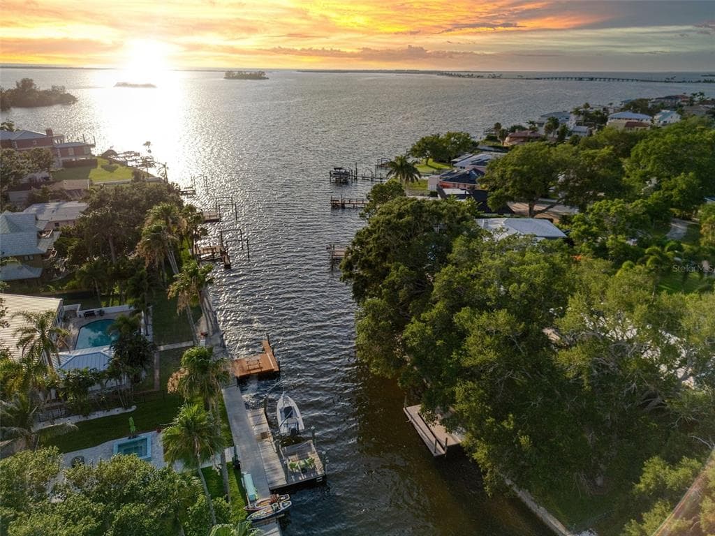 5 SHORE DRIVE 4