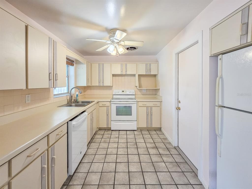 304 PALM CIRCLE photo 18