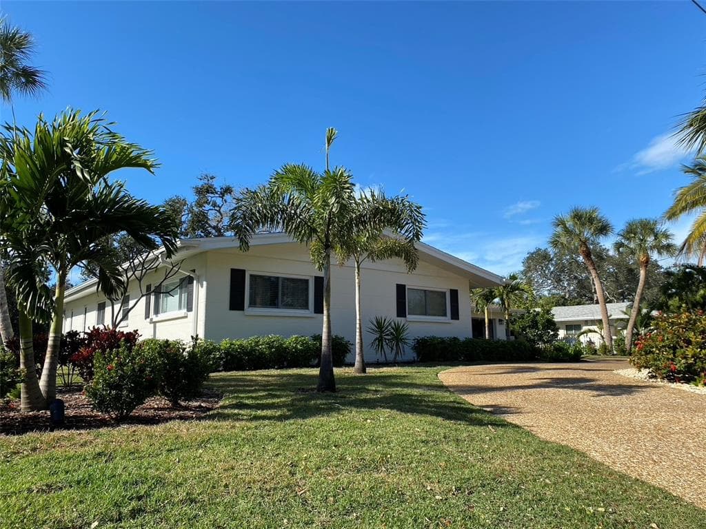 814 PARADISE WAY photo 1