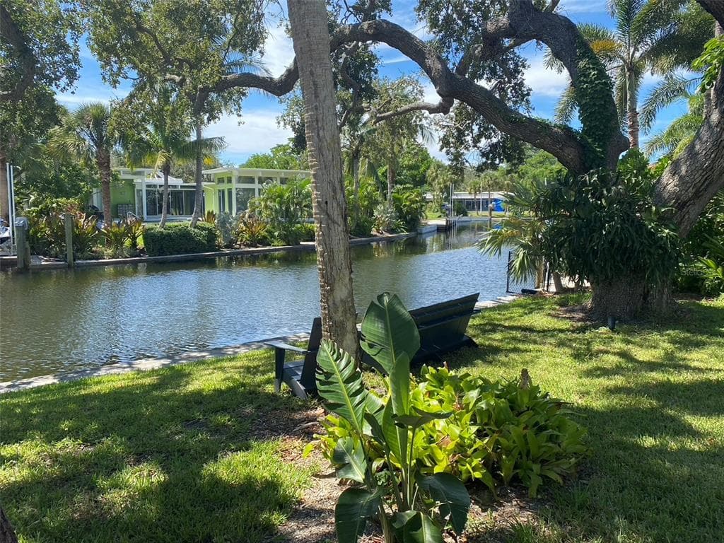 814 PARADISE WAY photo 8