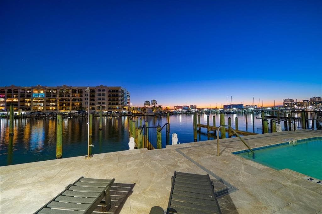 211 DOLPHIN POINT #201 1