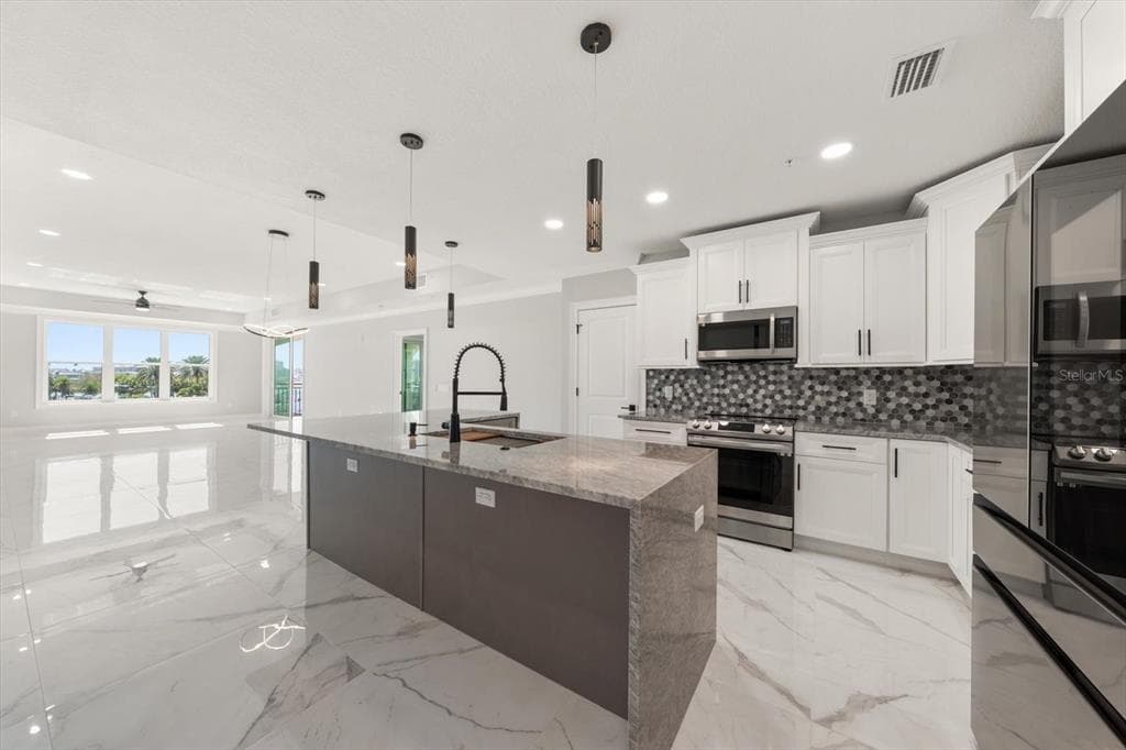 211 DOLPHIN POINT #303 3