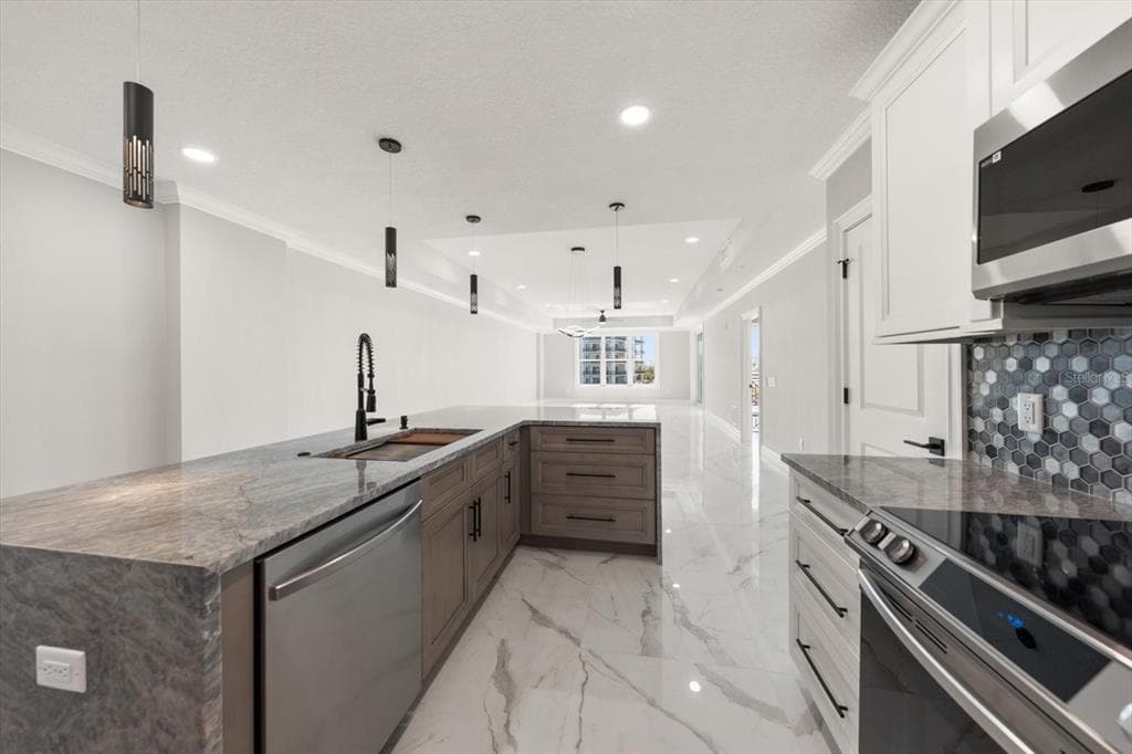 211 DOLPHIN POINT #303 5