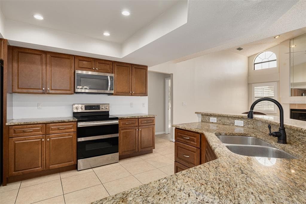 470 HICKORYNUT AVENUE photo 9