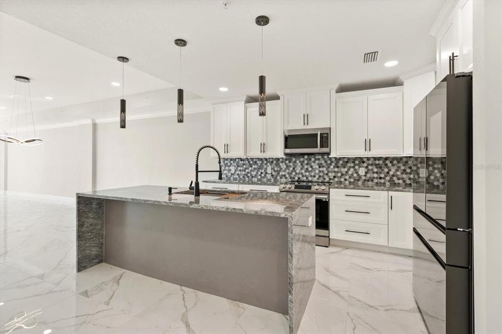 211 DOLPHIN POINT #401 5