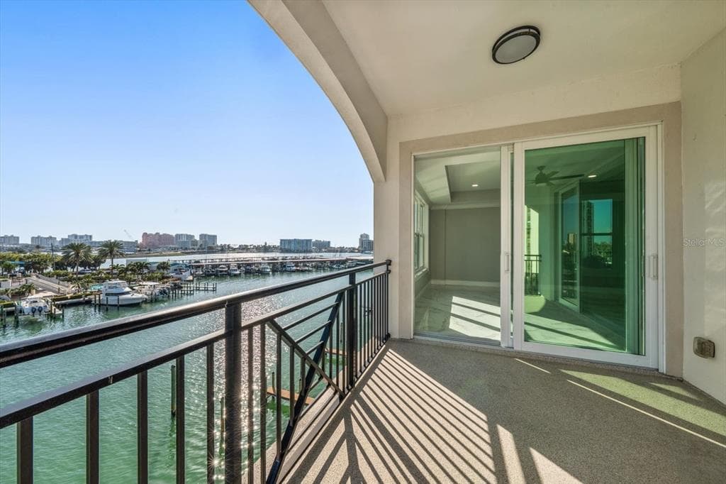 211 DOLPHIN POINT #401 4