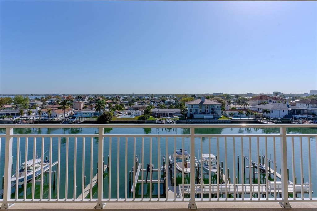 125 ISLAND WAY 503 photo 3