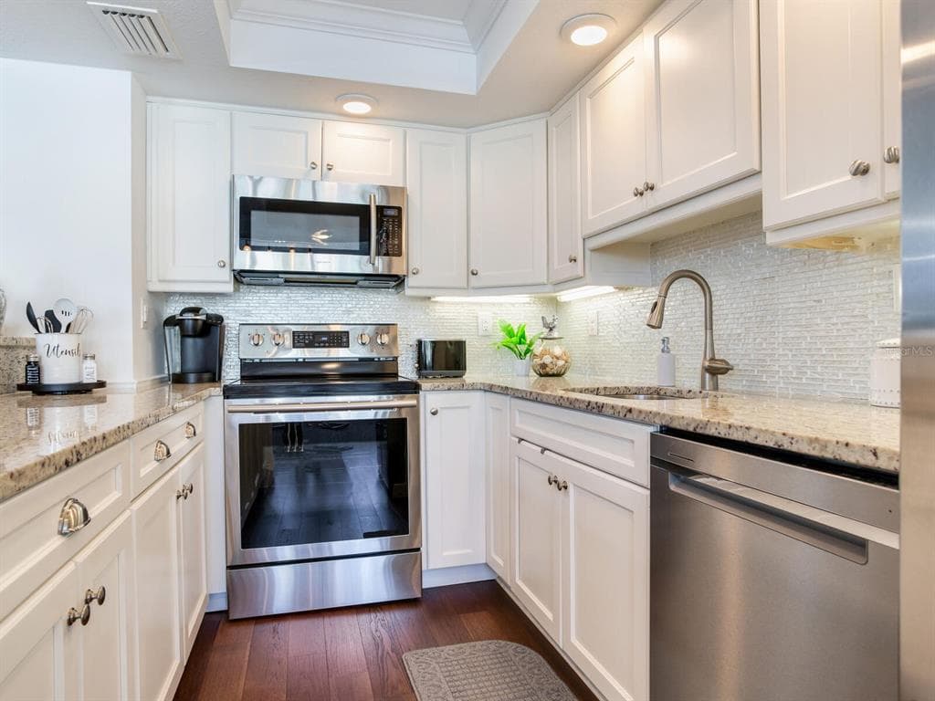 660 ISLAND WAY 202 photo 22