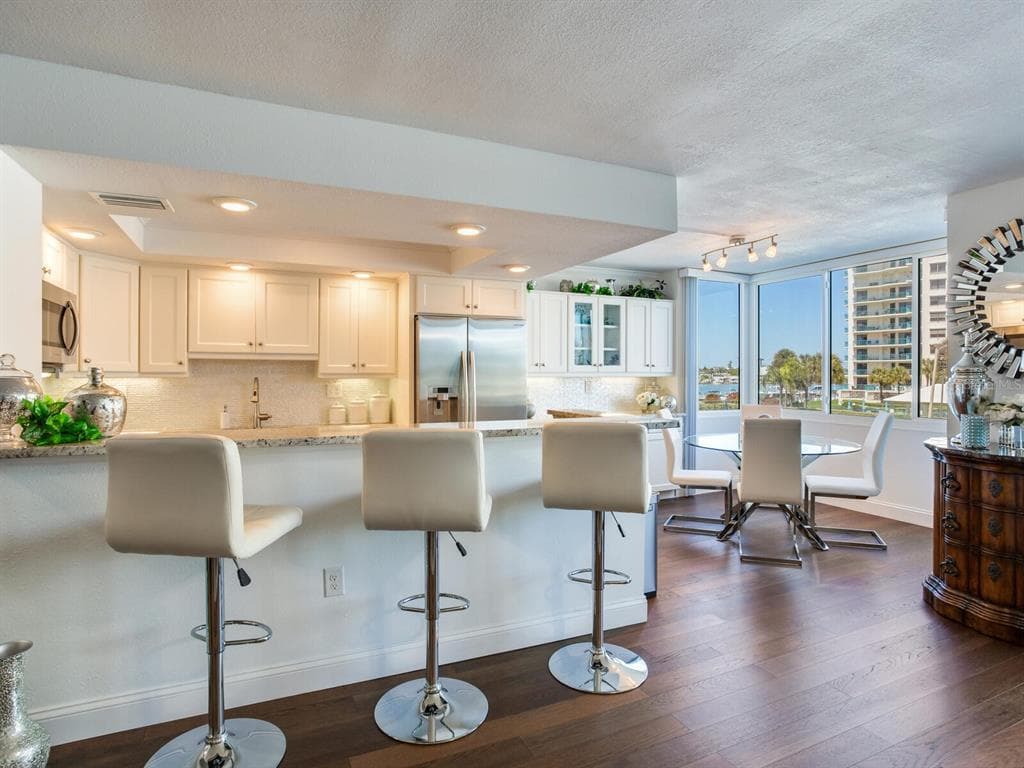 660 ISLAND WAY #202 5