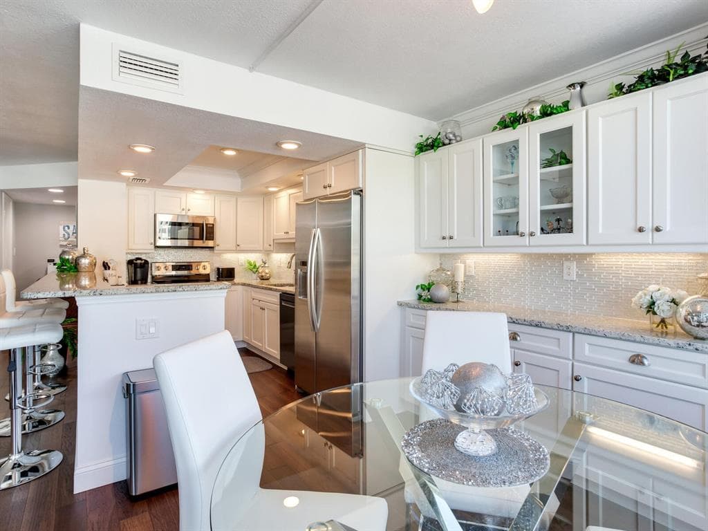 660 ISLAND WAY 202 photo 10