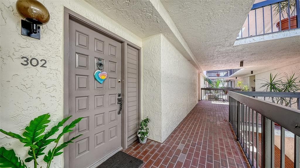 1925 GULF OF MEXICO DRIVE G8-302 photo 4