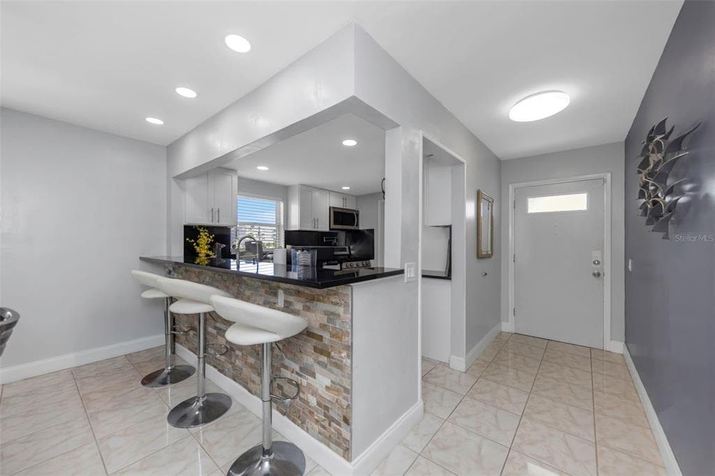 1819 SHORE DRIVE S 318 photo 6