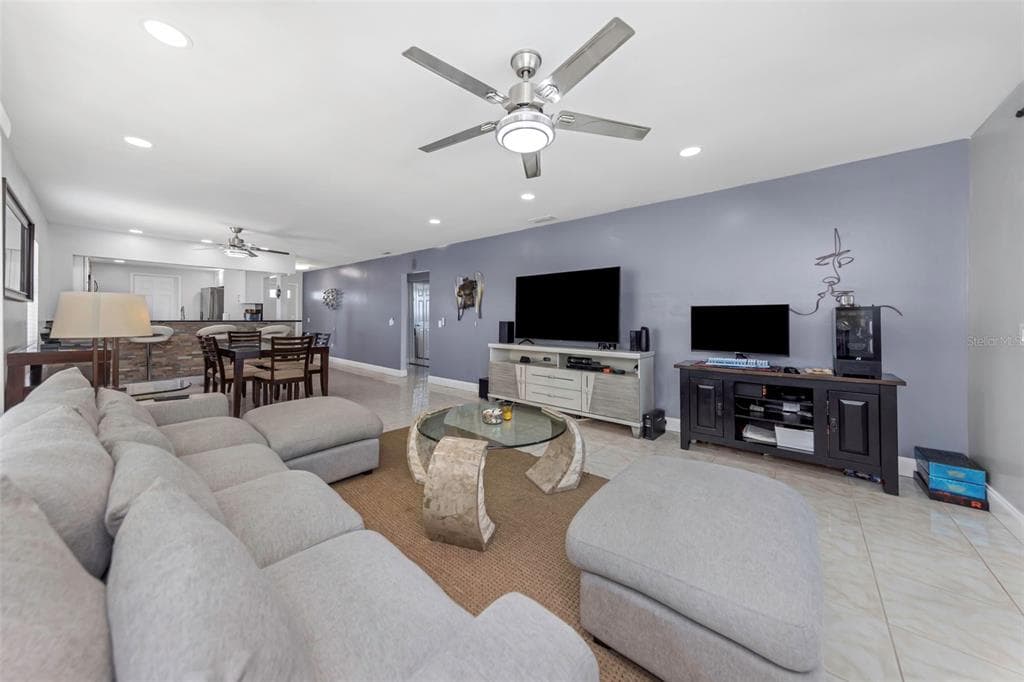 1819 SHORE DRIVE S 318 photo 17