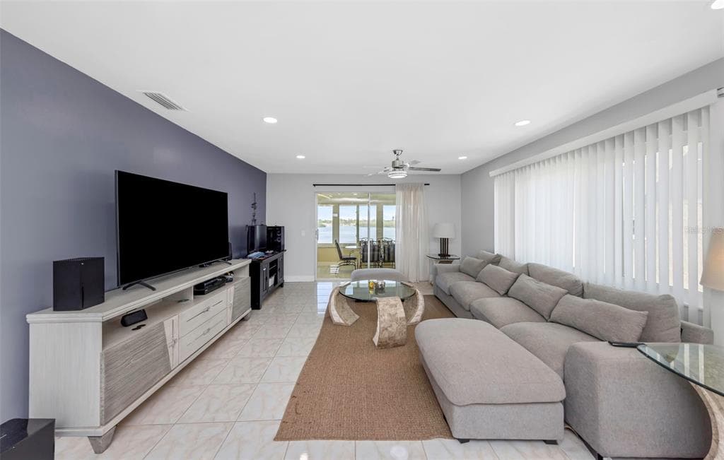 1819 SHORE DRIVE S 318 photo 14