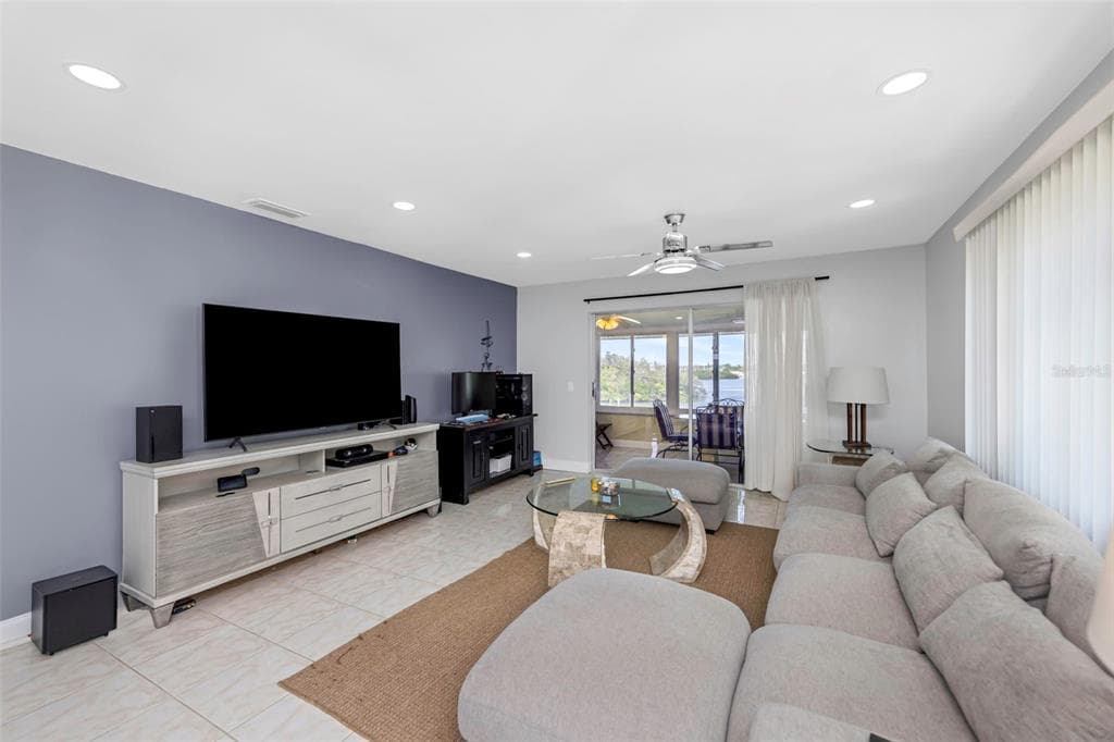 1819 SHORE DRIVE S 318 photo 15