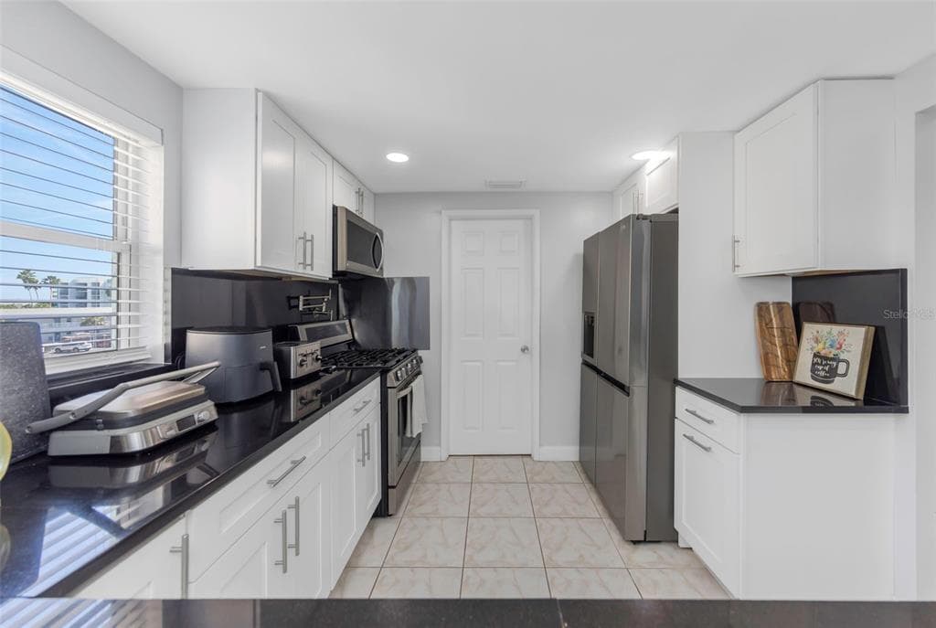 1819 SHORE DRIVE S 318 photo 4