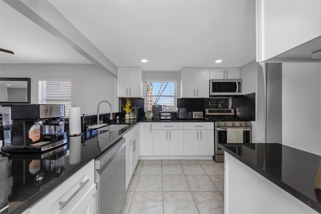 1819 SHORE DRIVE S 318 photo 8