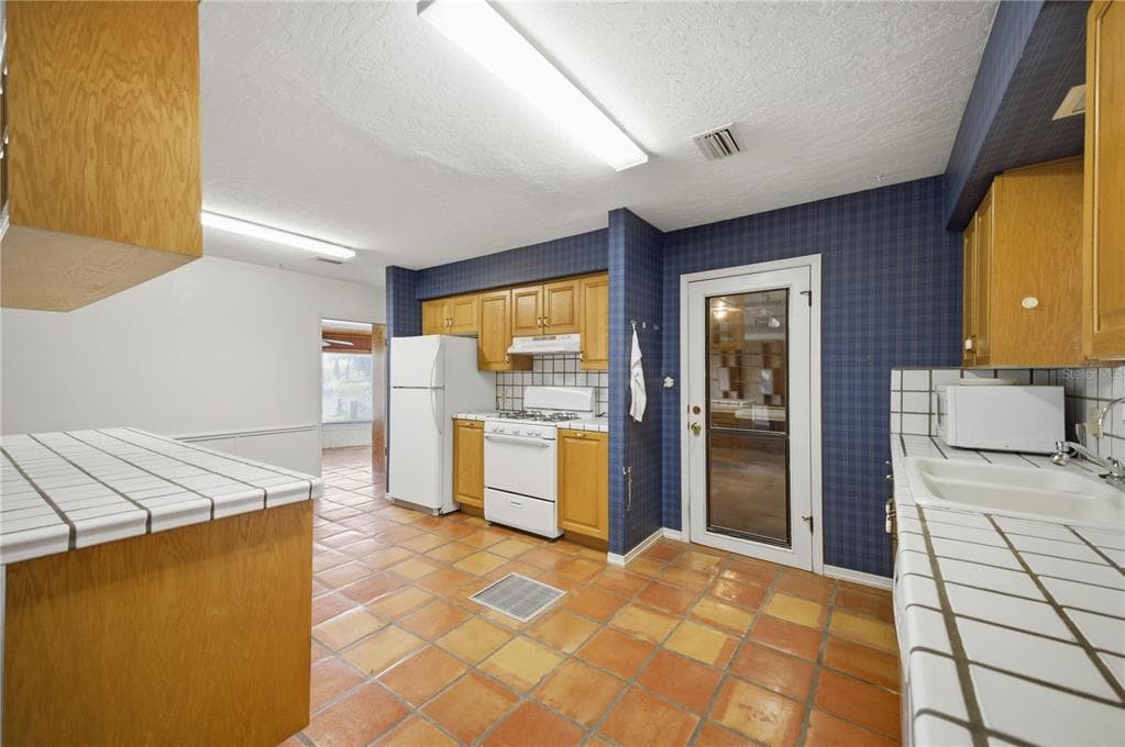 21407 NW 39TH COURT photo 10