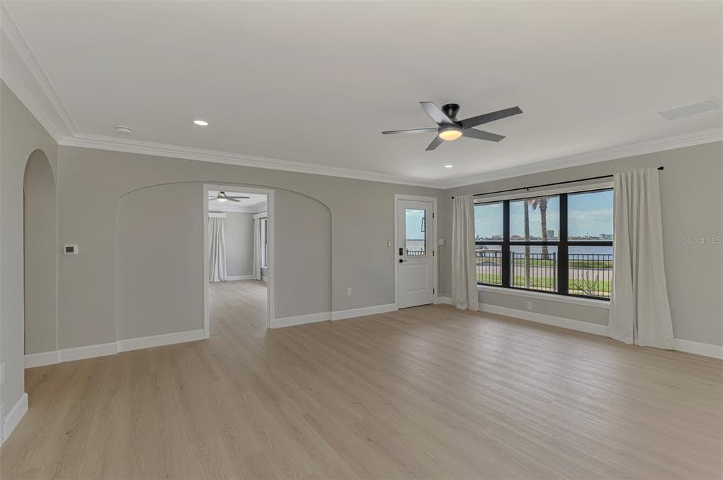 1822 RIVERSIDE DRIVE E photo 17