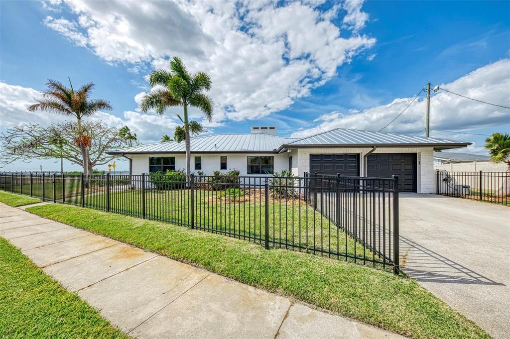 1822 RIVERSIDE DRIVE E 3