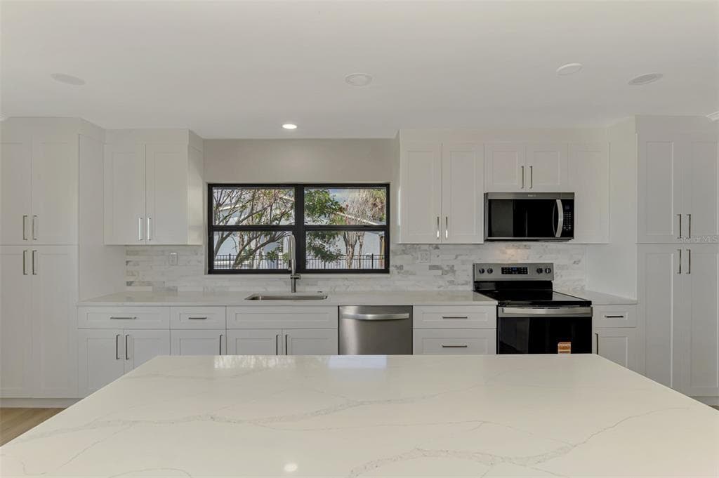 1822 RIVERSIDE DRIVE E photo 15