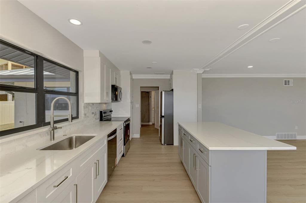1822 RIVERSIDE DRIVE E photo 11