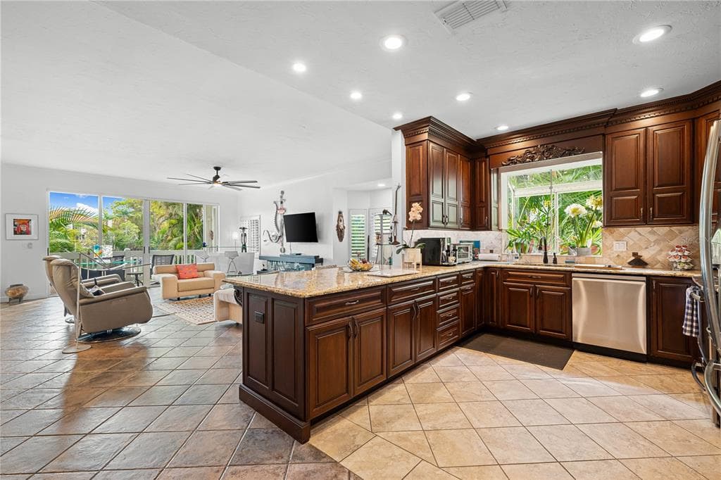 866 HUDSON AVENUE #866 2