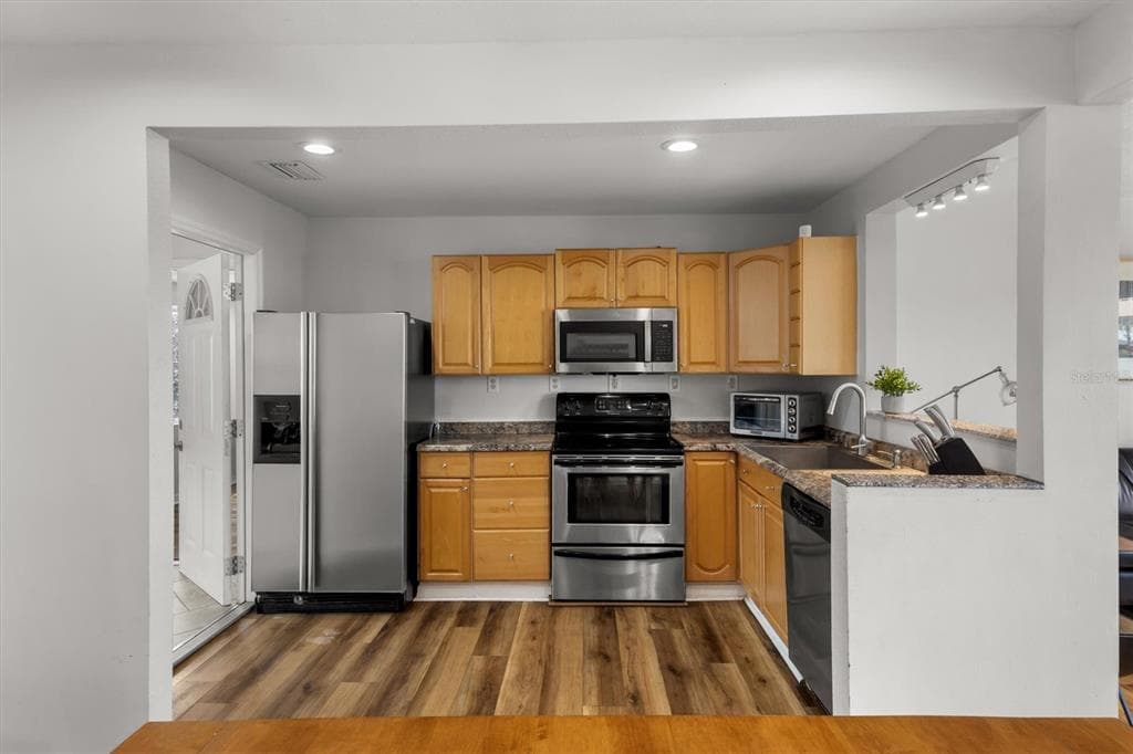 900 LAKE JESSIE DRIVE 4