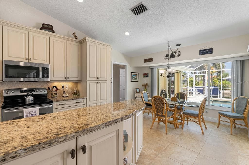 1374 WILLET COURT photo 25