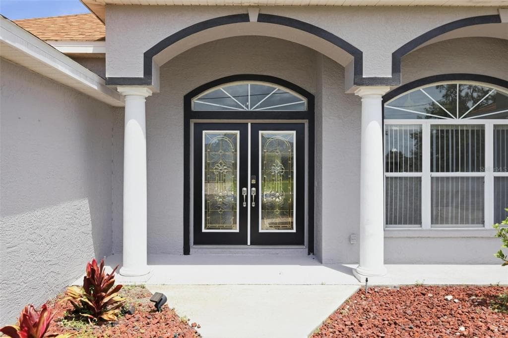 605 ROTONDA CIR photo 2