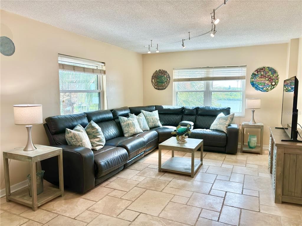 18650 GULF BOULEVARD 315 photo 3
