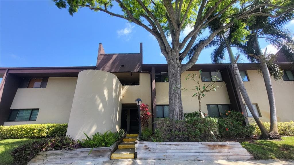 875 S VILLAGE DRIVE N 102 photo 2