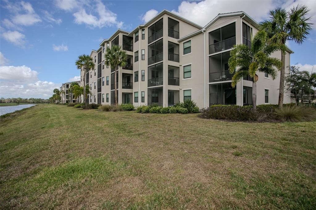 18028 GAWTHROP DRIVE 403 photo 2