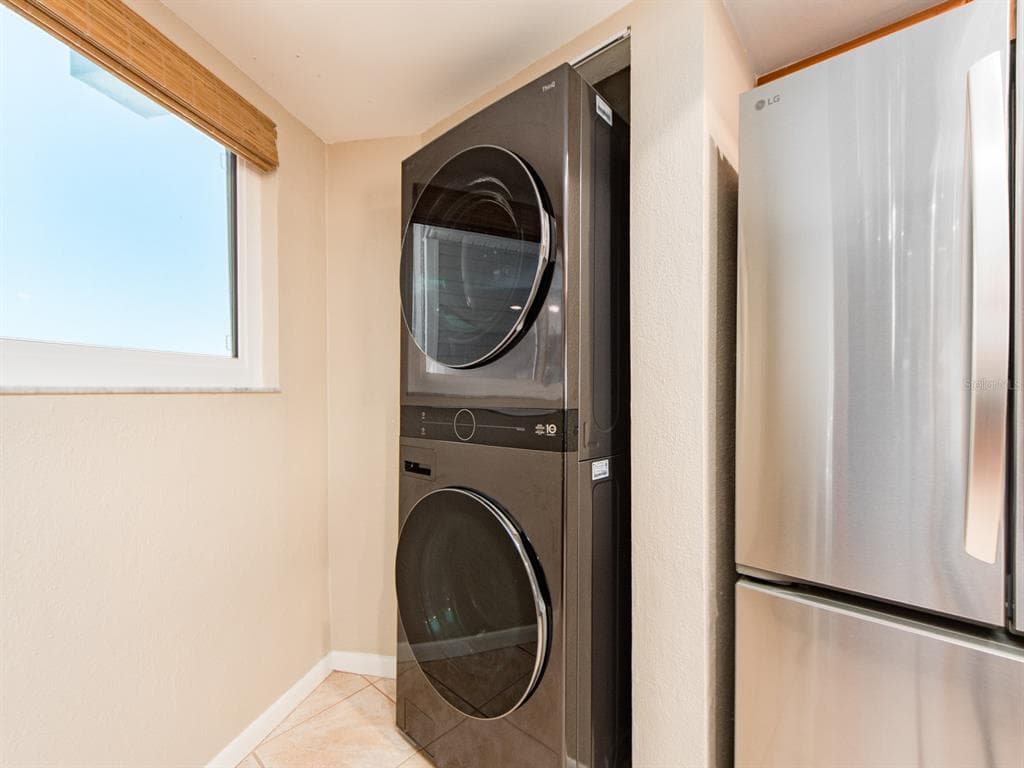 610 ISLAND WAY 407 photo 13