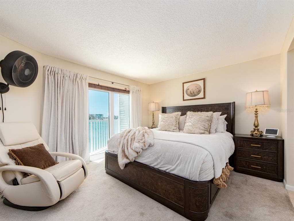 610 ISLAND WAY 407 photo 17