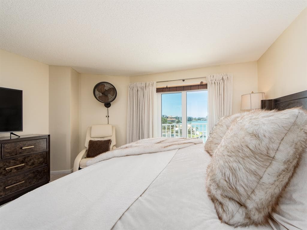 610 ISLAND WAY 407 photo 19