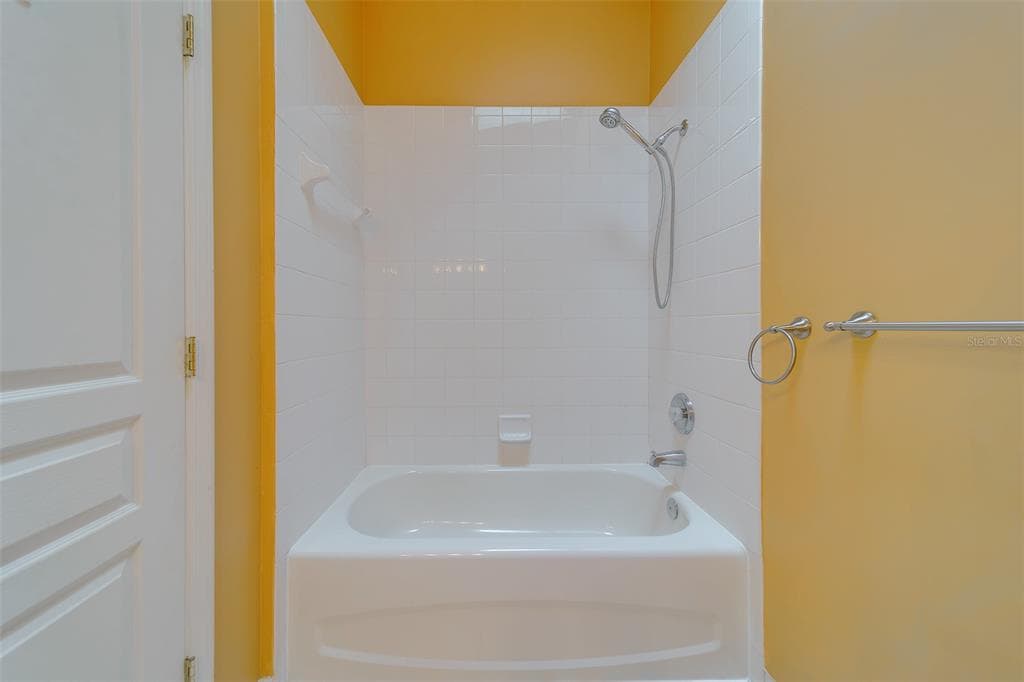 138 BRENT CIRCLE photo 16