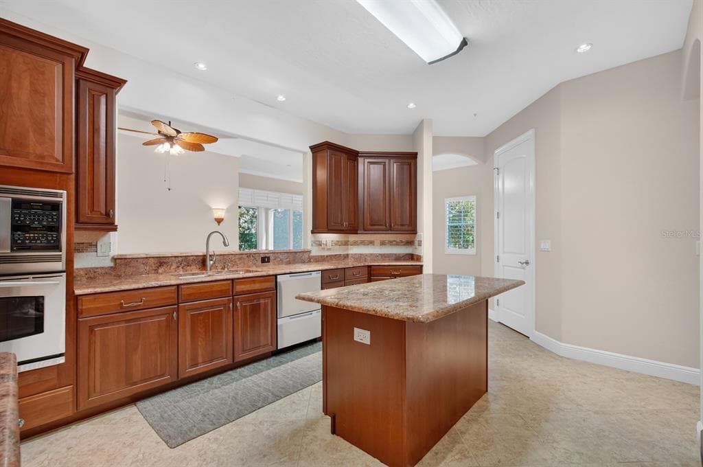 40 CASA BELLA CIRCLE 1101 photo 17