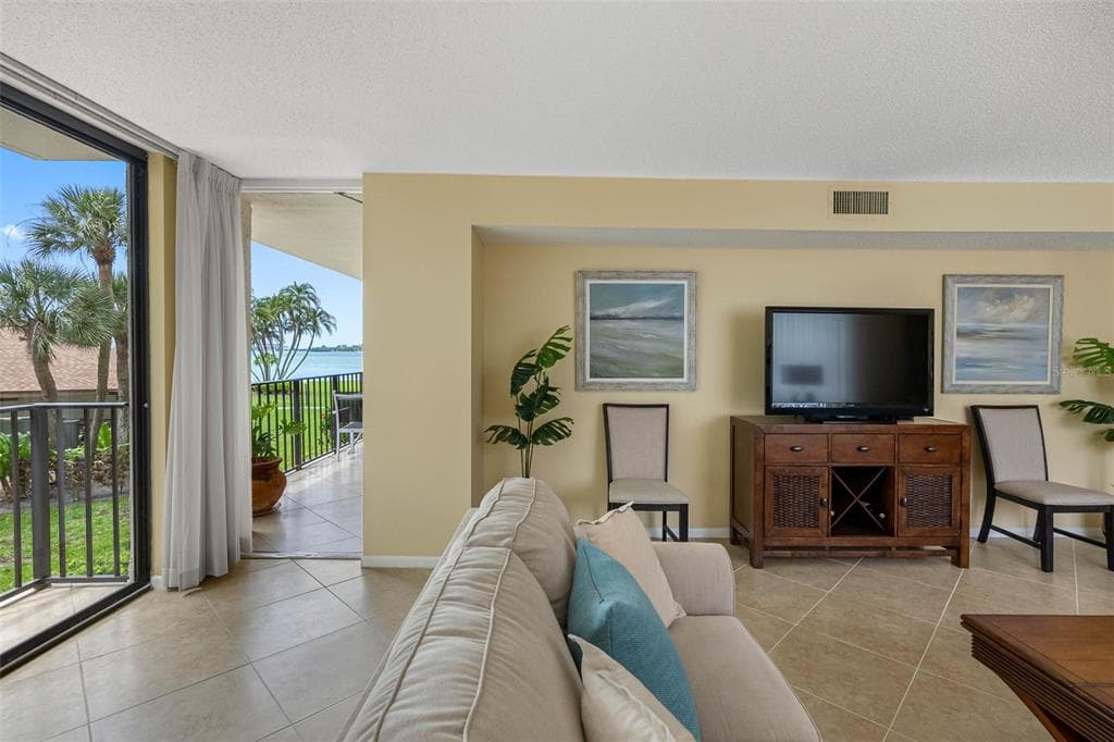 100 OAKMONT LANE 203 photo 6