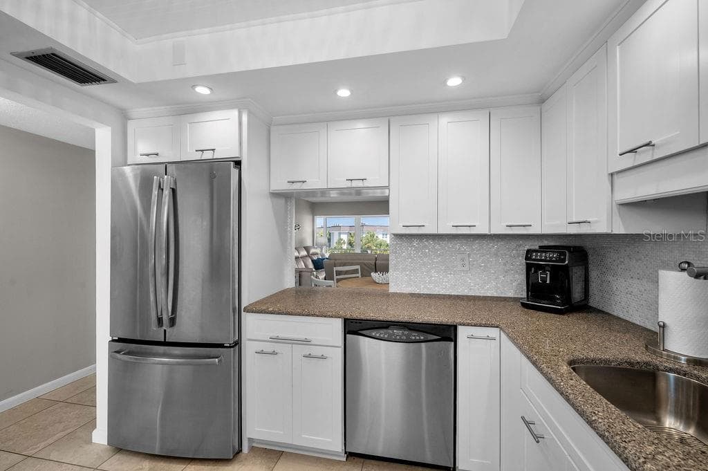 600 SUTTON PLACE B302 photo 18