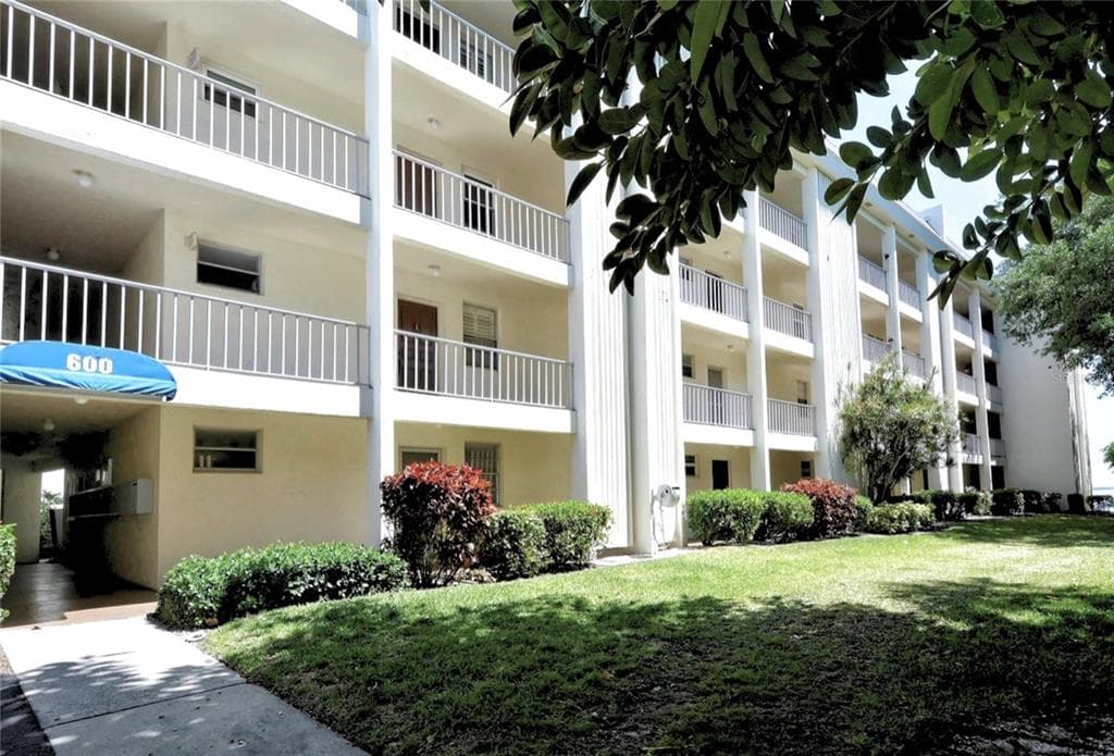600 SUTTON PLACE #B302 4