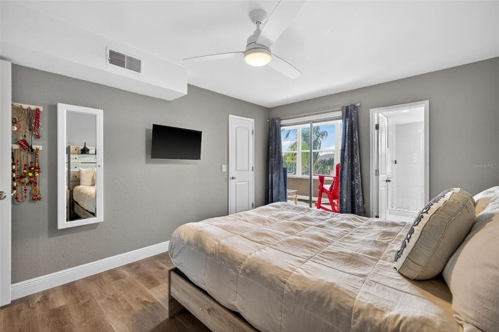 1893 SHORE DRIVE S 214 photo 17