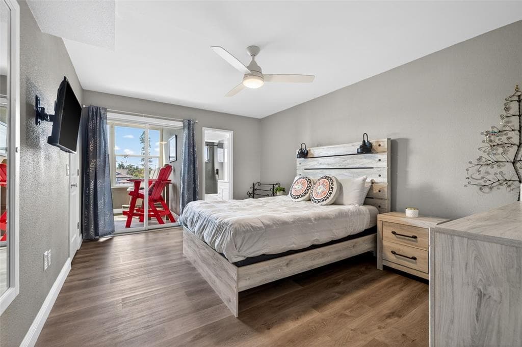 1893 SHORE DRIVE S 214 photo 16