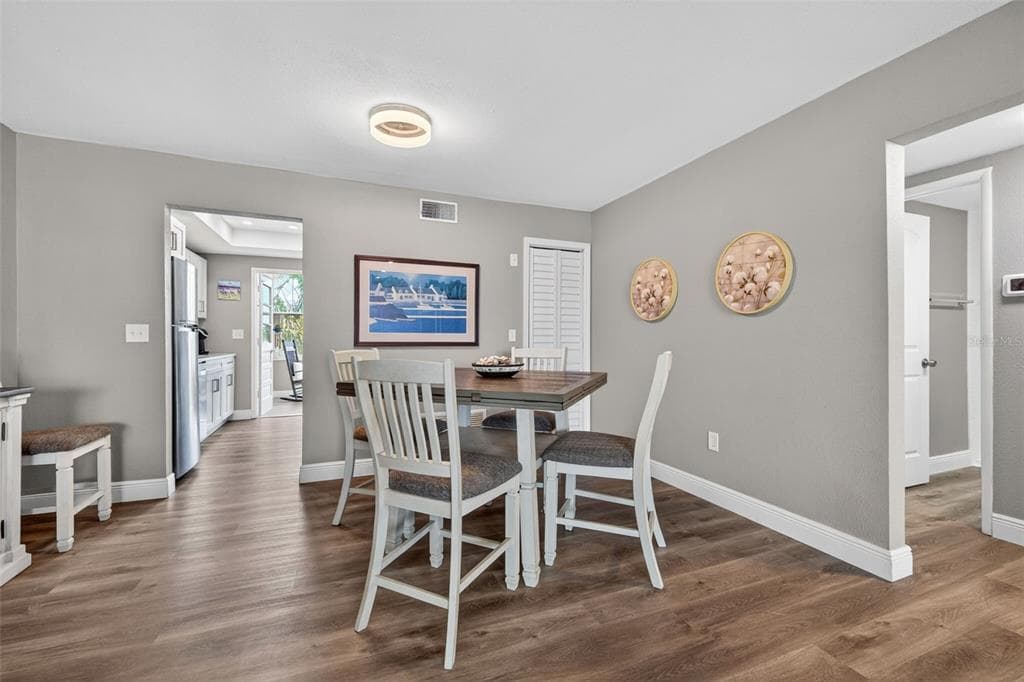 1893 SHORE DRIVE S 214 photo 7