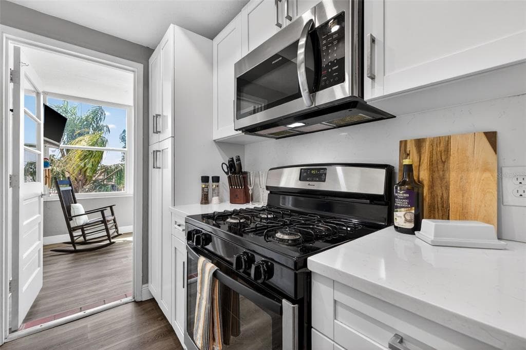 1893 SHORE DRIVE S 214 photo 9