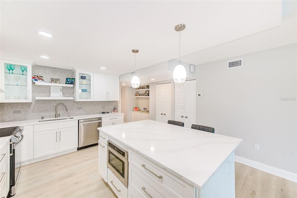 7930 SUN ISLAND DRIVE S 101 photo 6