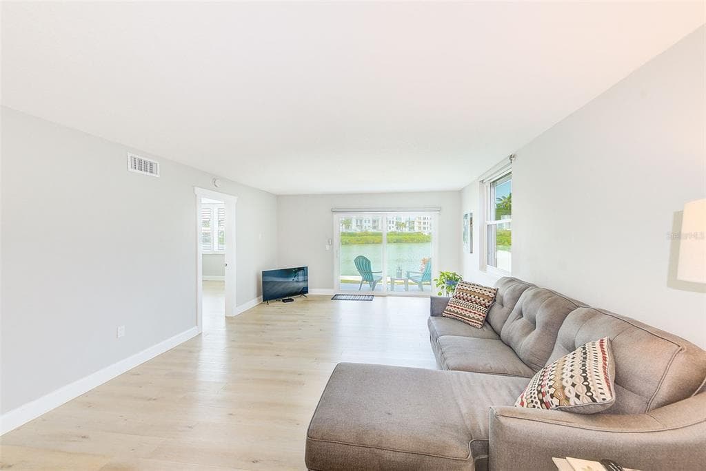 7930 SUN ISLAND DRIVE S 101 photo 12